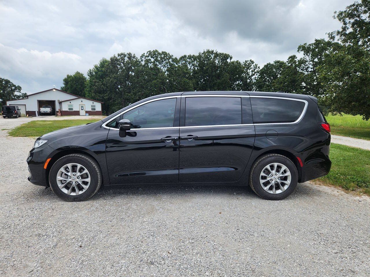 Used 2024 Chrysler Pacifica Touring-L AWD/4WD image 6