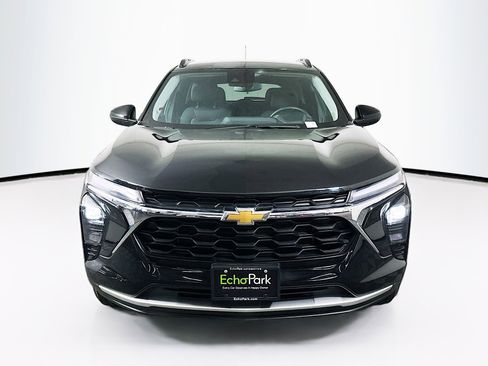 Used 2025 Chevrolet Trax LT w/ LT Convenience Package image 2