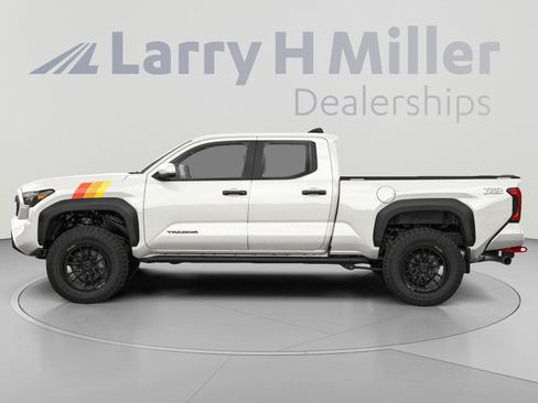 Used 2025 Toyota Tacoma TRD Off-Road w/ TRD Off Road Upgrade Package AWD/4WD image 3