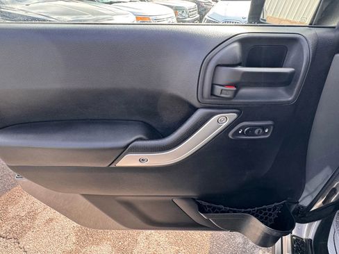 Used 2015 Jeep Wrangler Unlimited Rubicon w/ Connectivity Group image 18