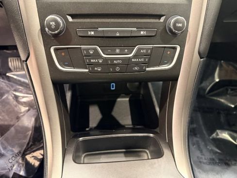 Used 2017 Ford Fusion SE w/ Fusion SE Technology Package FWD image 14
