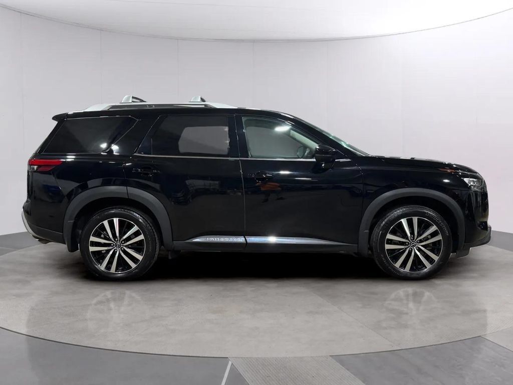 Used 2025 Nissan Pathfinder Platinum AWD/4WD image 2