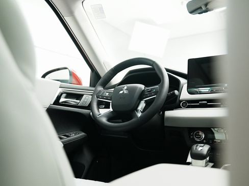 New 2025 Mitsubishi Outlander SEL image 26