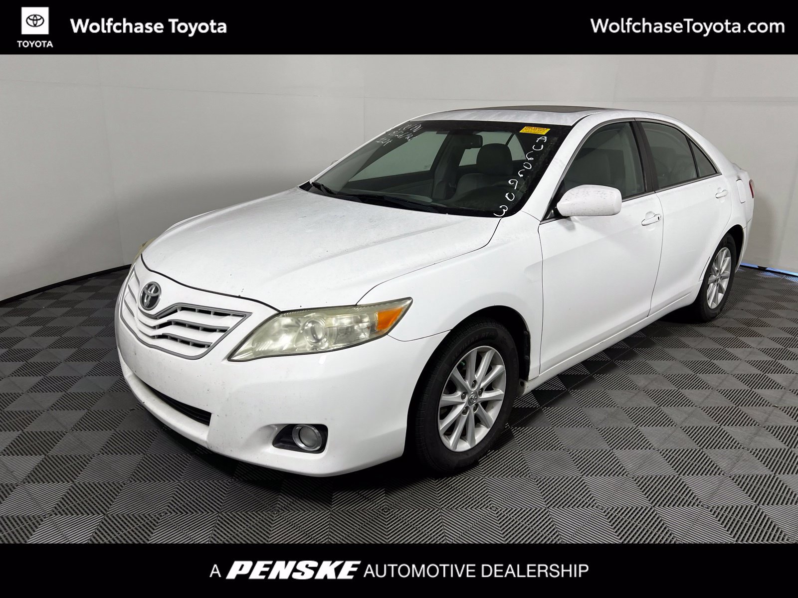 Used 2010 Toyota Camry XLE FWD image 1