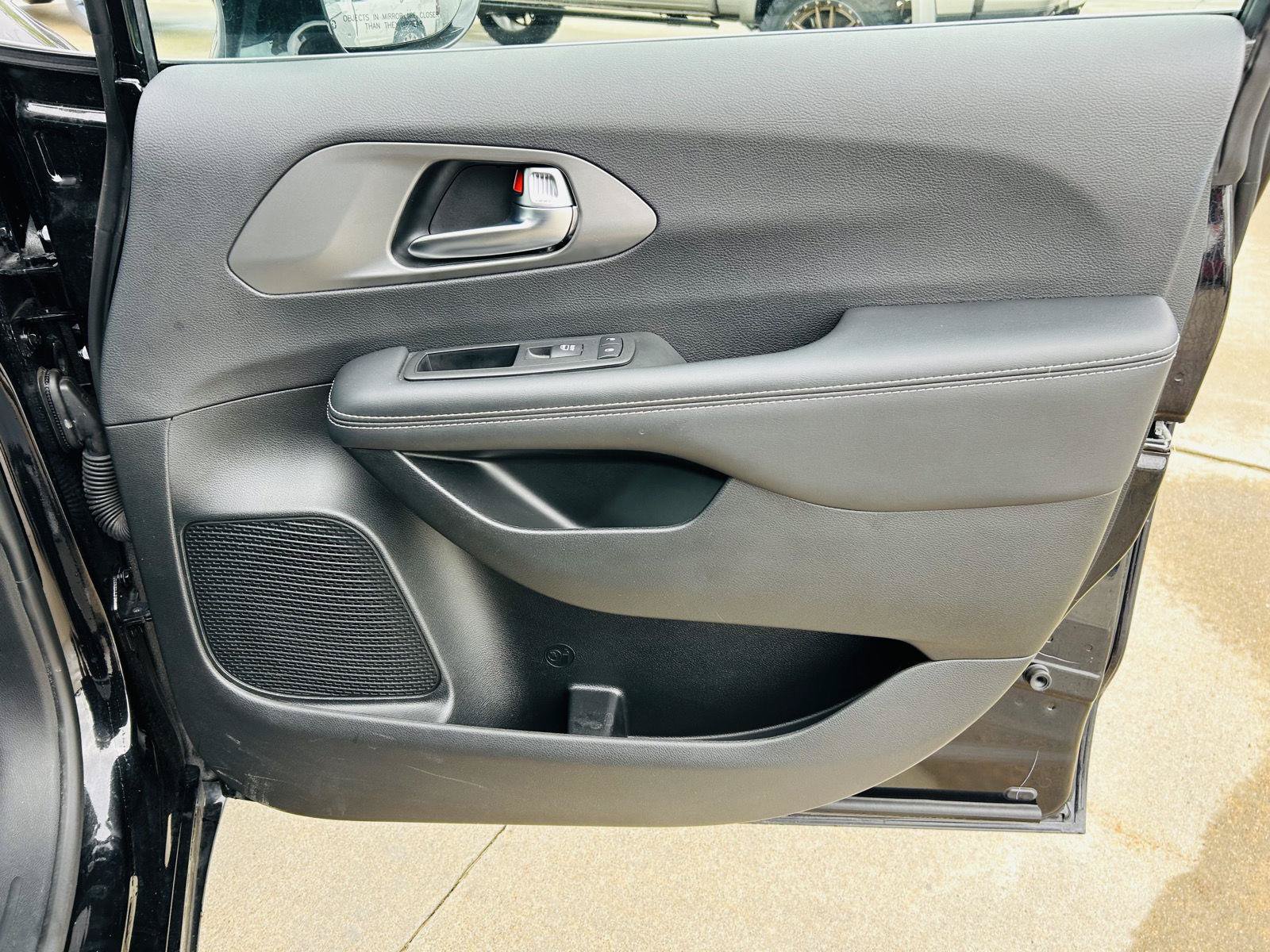 Used 2025 Chrysler Pacifica Select FWD image 32
