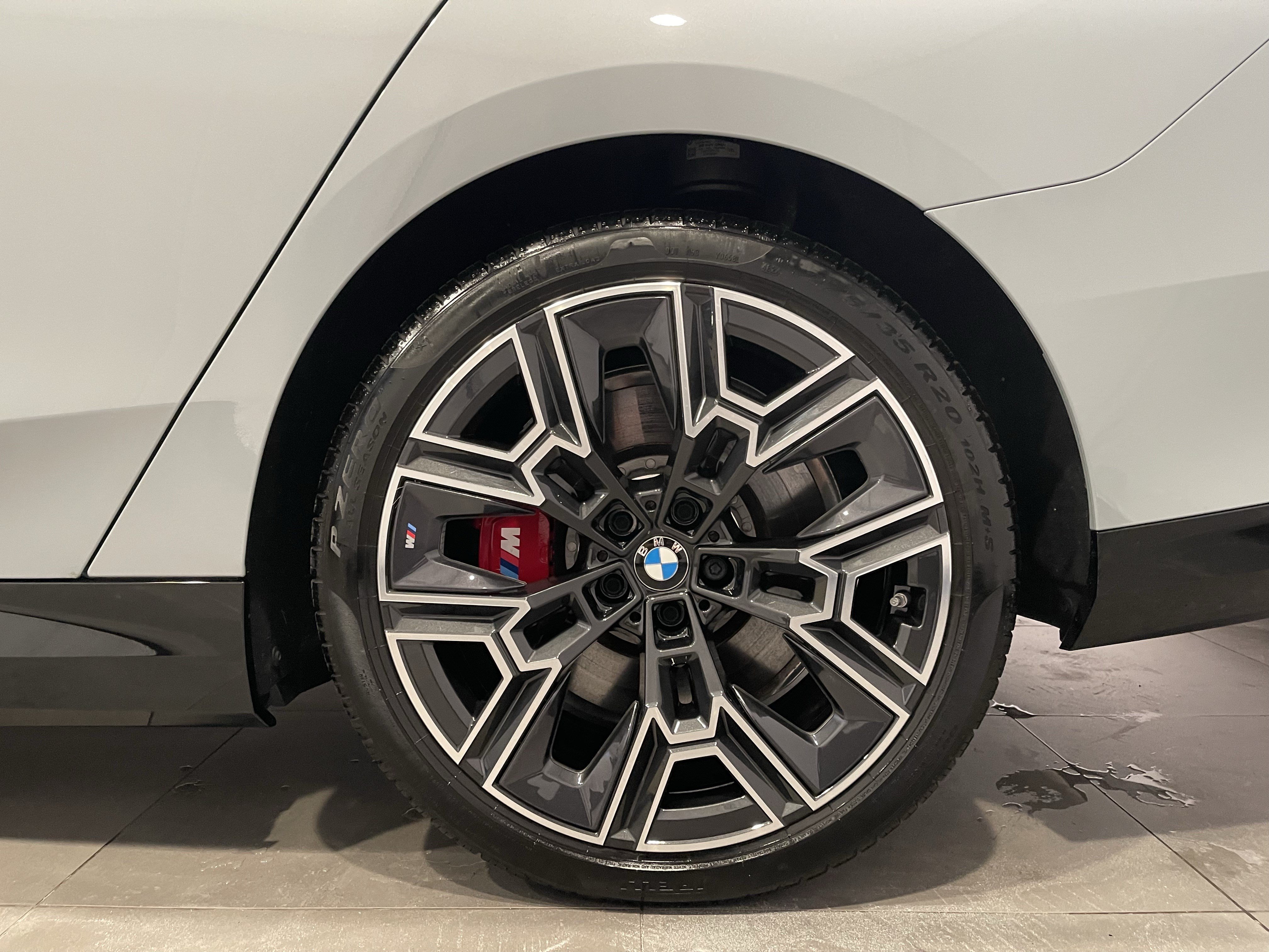 Used 2026 BMW 550e xDrive w/ Executive Package AWD/4WD image 8