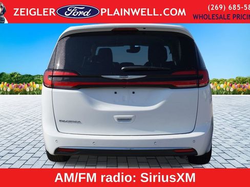 Used 2024 Chrysler Pacifica Touring-L FWD image 4