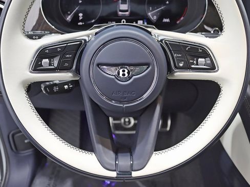 Used 2022 Bentley Bentayga V8 image 17