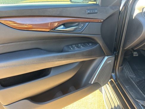 Used 2018 Cadillac Escalade Luxury image 10