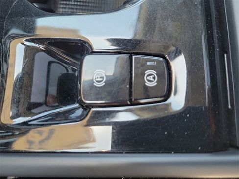 Used 2023 Volvo XC40 B5 Plus image 38