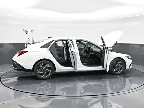 Used 2025 Hyundai Elantra Sport image 37