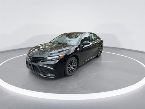 Used 2023 Toyota Camry SE image 4