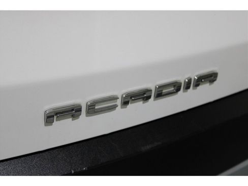 Used 2023 GMC Acadia SLT image 17