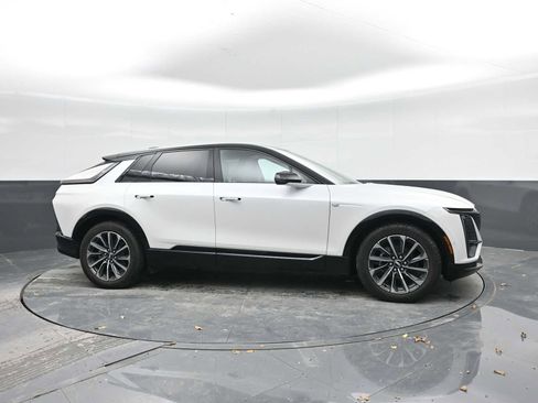 Used 2025 Cadillac Lyriq Sport AWD/4WD image 8