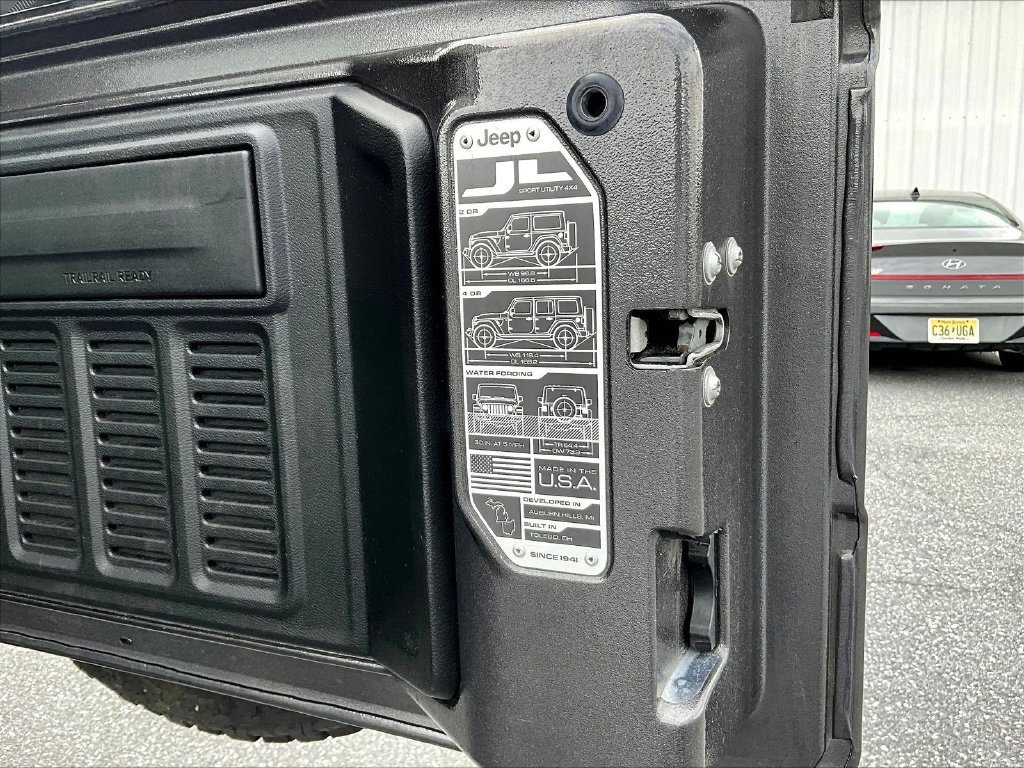 Used 2019 Jeep Wrangler Unlimited Sahara AWD/4WD image 37
