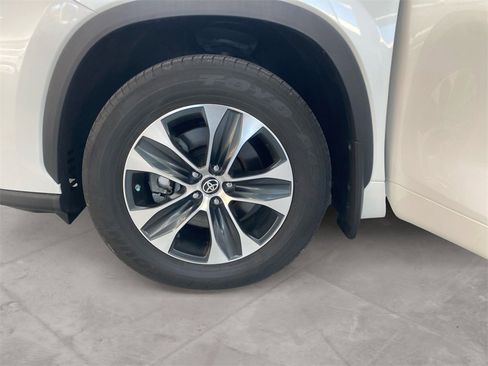 Used 2022 Toyota Highlander XLE image 14
