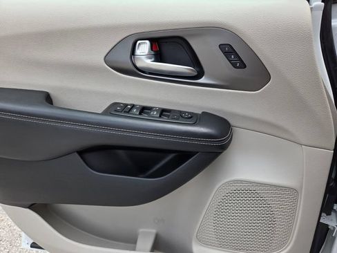 Used 2023 Chrysler Pacifica Touring-L FWD image 19