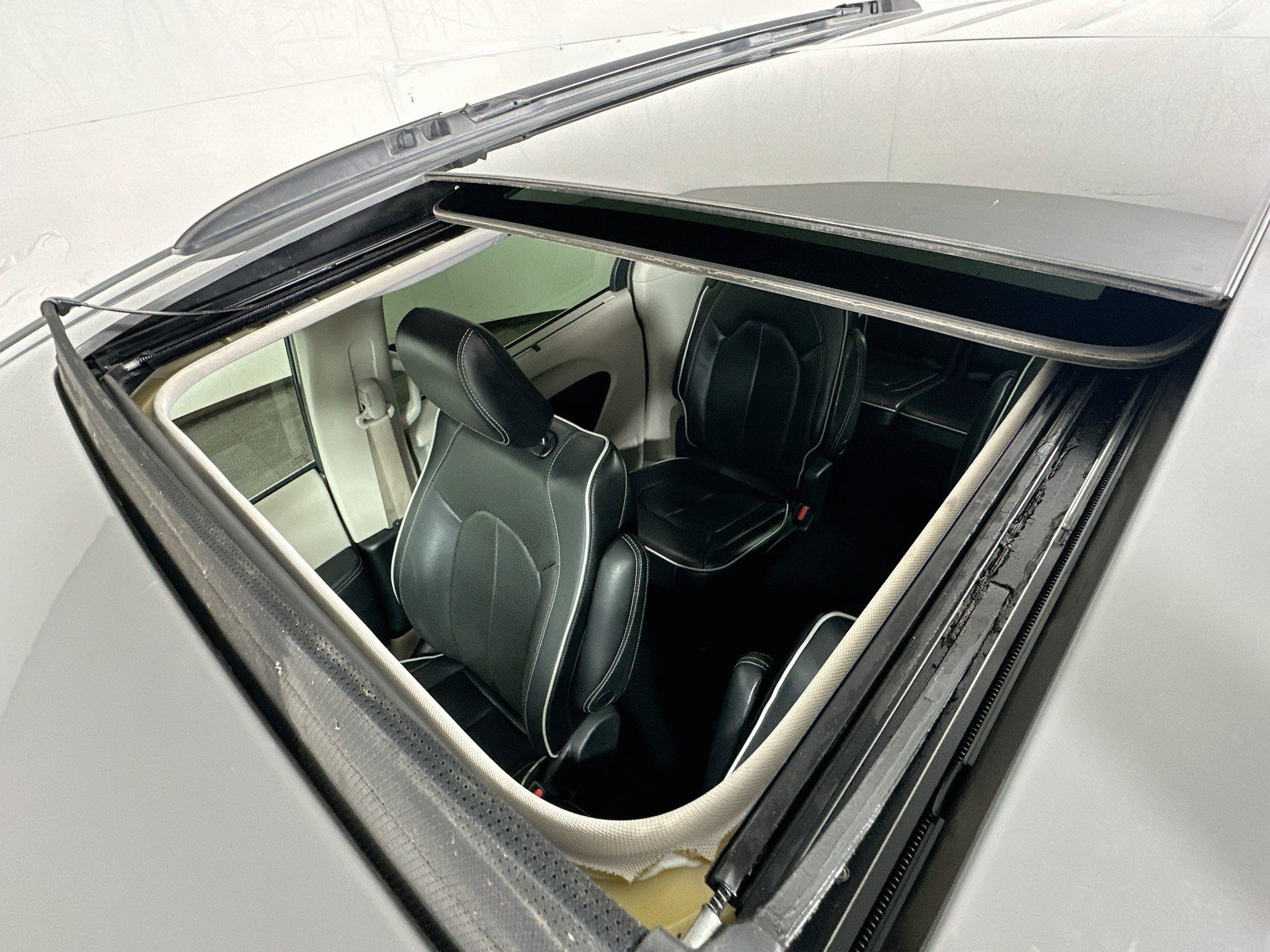 Used 2023 Chrysler Pacifica Limited FWD image 21
