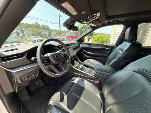 Used 2023 Jeep Grand Cherokee Overland AWD/4WD image 17