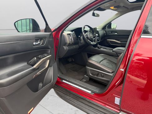 Used 2022 Nissan Pathfinder Platinum w/ Cargo Package FWD image 12