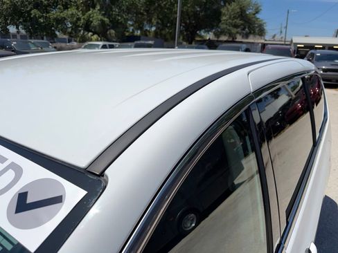 Used 2023 Chrysler Pacifica Touring-L image 11