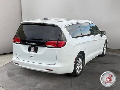 Used 2022 Chrysler Voyager LX FWD image 7