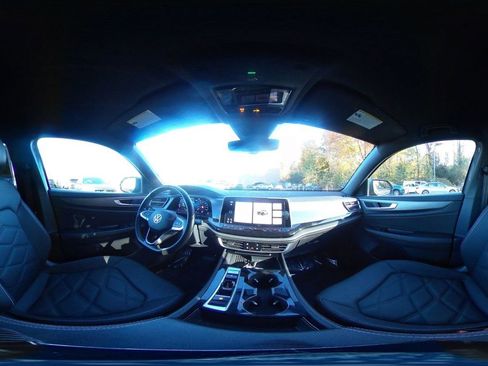 Used 2025 Volkswagen Atlas Cross Sport SE image 38