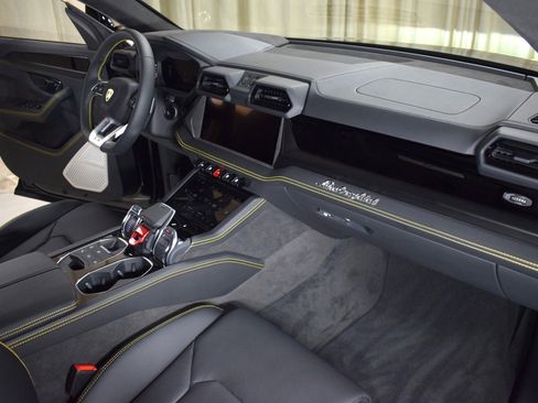 Used 2025 Lamborghini Urus SE image 23
