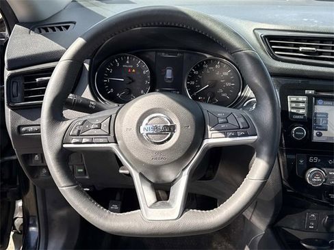 Used 2017 Nissan Rogue SV w/ SV Premium Package image 18