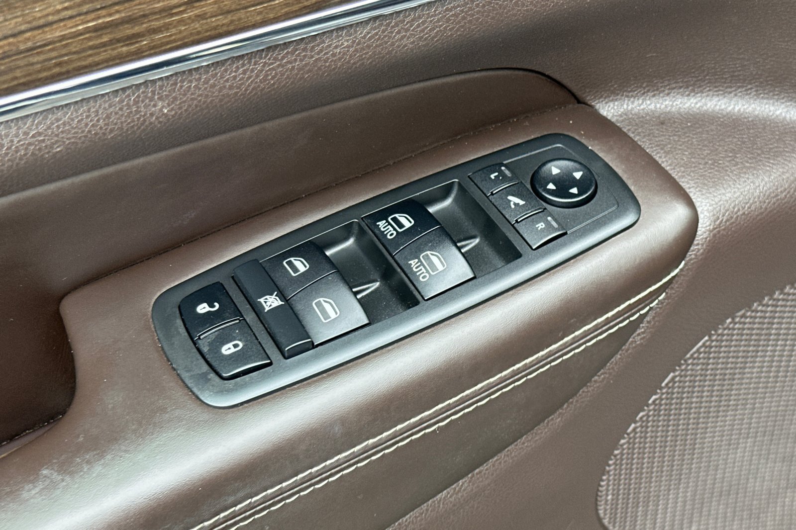Used 2019 Jeep Grand Cherokee Overland AWD/4WD image 12