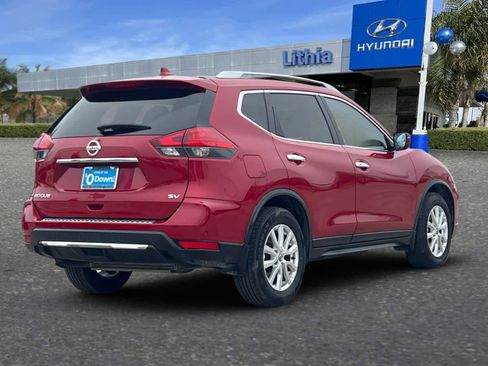 Used 2017 Nissan Rogue SV image 2