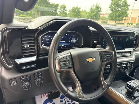 Used 2022 Chevrolet Silverado 1500 High Country w/ High Country Premium Package AWD/4WD image 15