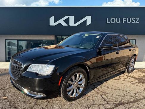 Used 2017 Chrysler 300 Limited image 1