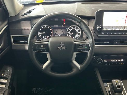 Used 2024 Mitsubishi Outlander SE Black Edition FWD image 9