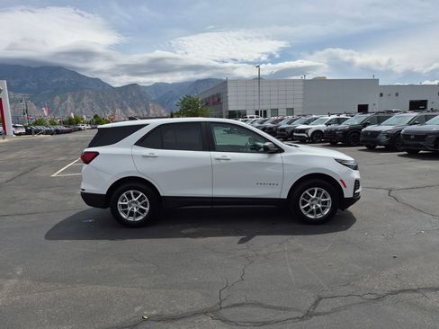 Used 2022 Chevrolet Equinox LS w/ LS Convenience Package AWD/4WD image 2