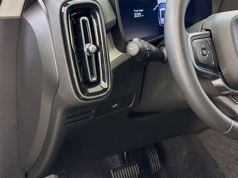 Used 2025 Volvo XC40 B5 Plus image 17