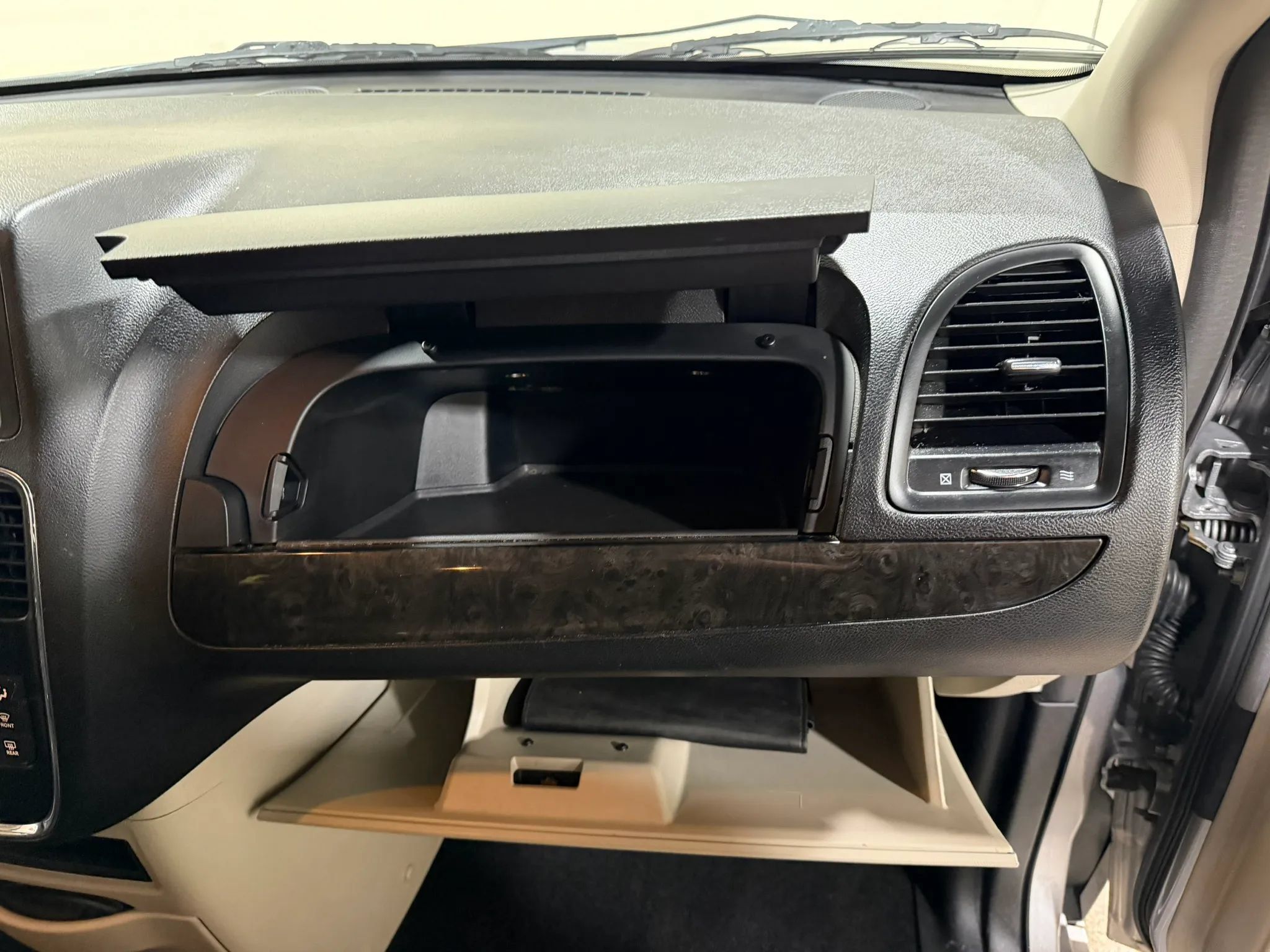 Used 2017 Dodge Grand Caravan SE FWD image 28