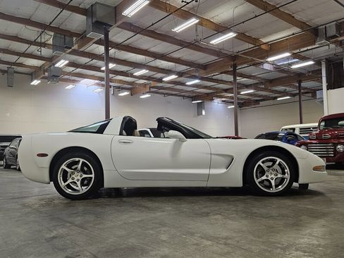 Used 2004 Chevrolet Corvette Coupe w/ Roof Package RWD image 9