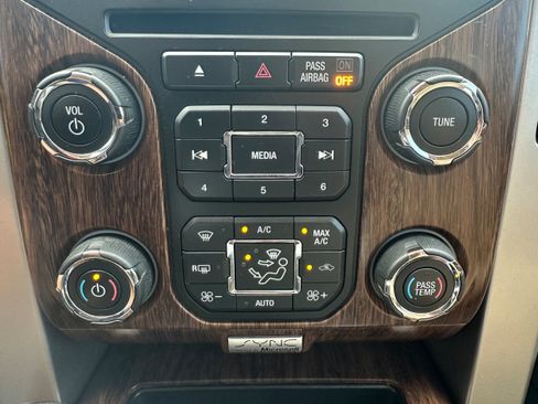Used 2014 Ford F150 Lariat w/ Lariat Chrome Package AWD/4WD image 17