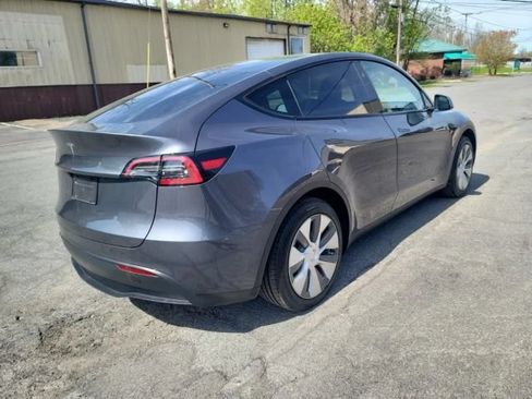 Used 2023 Tesla Model Y 2WD image 5