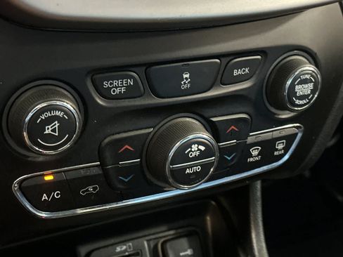 Used 2018 Jeep Cherokee Trailhawk w/ Comfort/Convenience Group AWD/4WD image 21