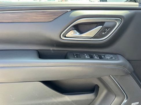 Used 2022 Chevrolet Suburban LT image 17