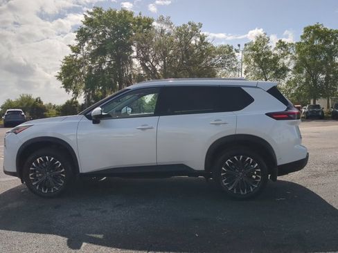 Certified 2025 Nissan Rogue SL w/ Tech Package FWD image 7