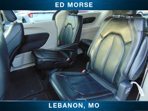 Used 2023 Chrysler Pacifica Touring-L image 11