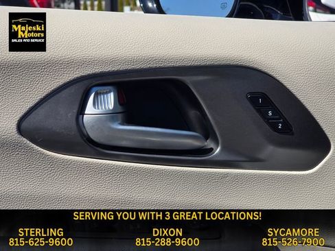 Used 2024 Chrysler Pacifica Touring-L image 23