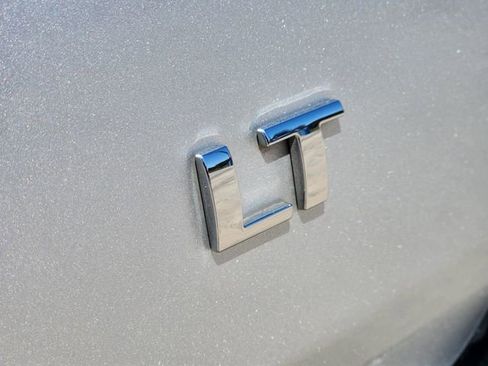 Used 2021 Chevrolet Traverse LT image 12