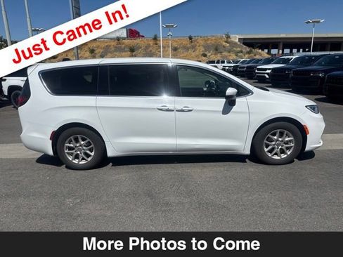 Used 2023 Chrysler Pacifica Touring-L FWD image 7