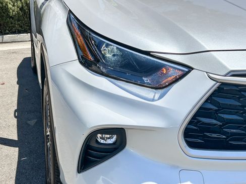 Used 2024 Toyota Highlander XLE FWD image 4
