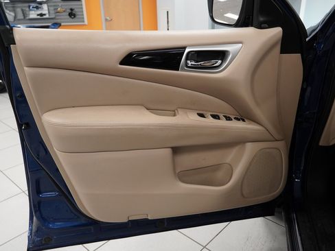 Used 2019 Nissan Pathfinder SV image 16