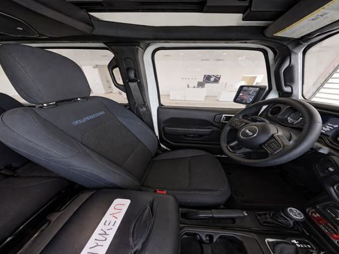 Used 2025 Jeep Wrangler Unlimited Rubicon 4xe w/ Convenience Group AWD/4WD image 11